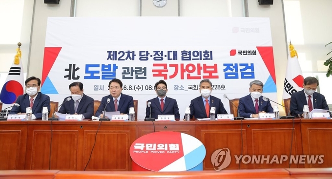 국민의힘 성일종 정책위의장이 8일 서울 여의도 국회에서 열린 '북 도발 관련 국가안보 점검 당·정·대 협의회'에서 발언하고 있다. 왼쪽부터 국민의힘 송언석 원내수석부대표, 한기호 사무총장, 성일종 정책위의장, 권성동 원내대표, 박진 외교부 장관, 이종섭 국방부 장관, 김기웅 통일부 차관. 국회사진기자단/연합, 한중21제휴사