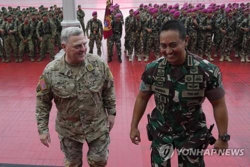 <strong>마크 밀리 미국 합참의장(왼쪽)과 안디카 페르카사 인도네시아 사령관.</strong>