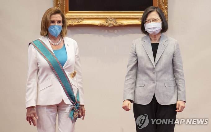 낸시 펠로시(왼쪽) 미국 하원의장이 8월 3일 차이잉원 대만 총통과 기념촬영을 하고 있다. 사진=연합뉴스/한중21 제휴사