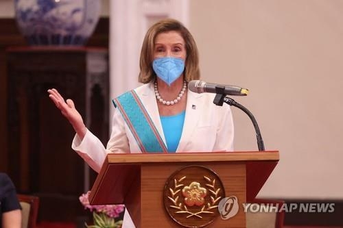 <strong>4일 대만 총통부서 연설하는 펠로시 미 하원의장. 사진=연합뉴스/힌중21 제휴사</strong>