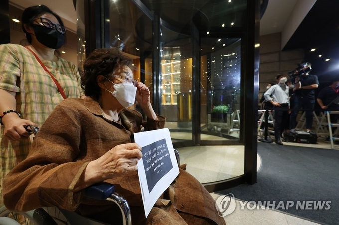 3일 서울의 한 호텔 앞에서 낸시 펠로시 미국 하원의장을 기다리는 이용수 할머니. 사진=연합뉴스/한중21 제휴사