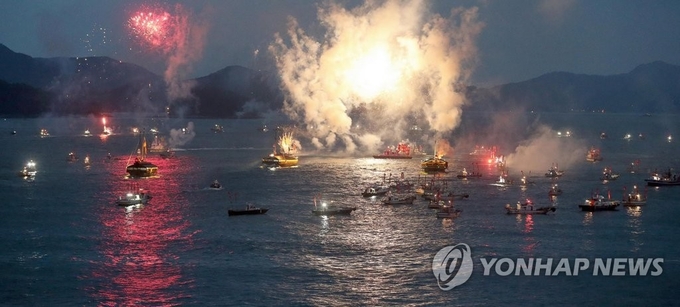 2017년 통영 한산대첩축제의 한산대첩 재현 모습.