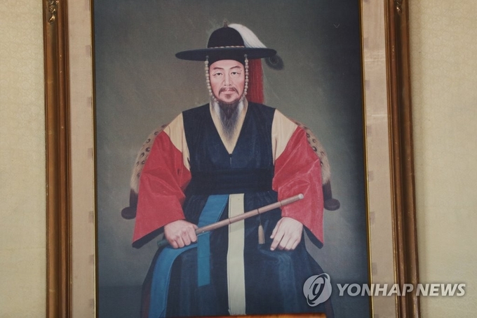 통영의 충무공 사당인 충렬사의 이순신 장군 영정.
