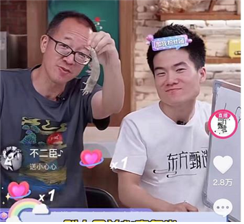 수산물 라이브커머스를 진행하는 위민훙 신둥팡 회장(왼쪽)과 영어강사 출신의 둥위후이.
