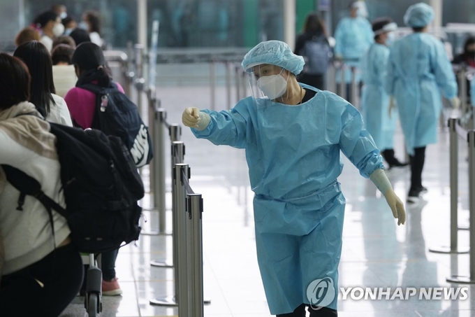 홍콩국제공항의 코로나19 방역 통제 모습. 사진=연합뉴스/한중21 제휴사