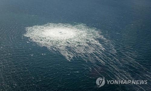 9월 27일 덴마크 보른홀름섬 인근 해역 노르트스트림-2 천연가스관의 가스 누출 모습. 사진/연합뉴스/한중21 제휴사