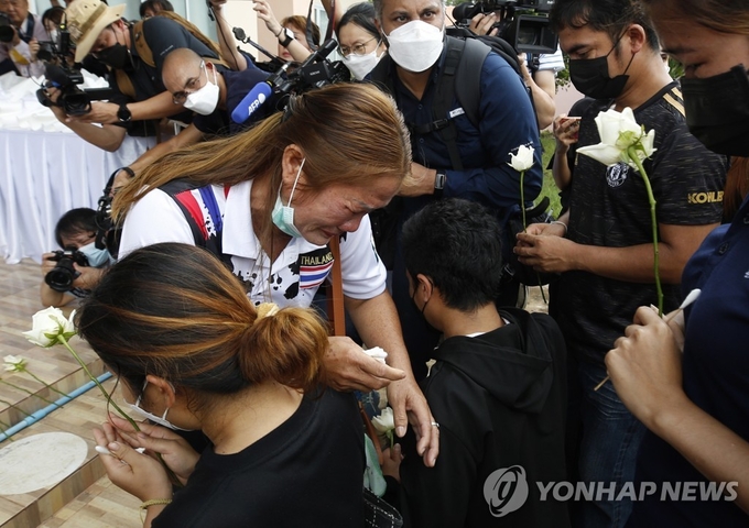 10월 6일 발생한 태국 북동부 어린이집 총기 난사 사건의 희생자들을 애도하는 모습. 사진=연합뉴스/한중21 제휴사 