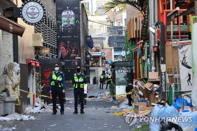 10월 29일 대규모 압사 사고가 발생한 서울 용산구 이태원동 해밀턴 호텔 인근 골목. 사진=연합뉴스/한중21 제휴사