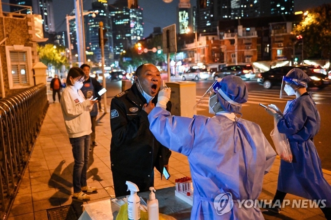 11월 1일 중국 상하이의 주민이 코로나19 검사를 받고 있다. 사진=연합뉴스/한중21 제휴사