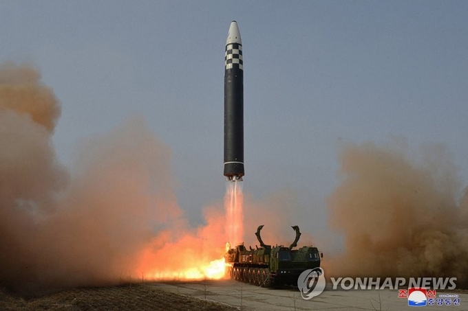 <strong>북한 대륙간탄도미사일(ICBM) 화성-17형. 사진=연합뉴스/한중21 제휴사</strong>
