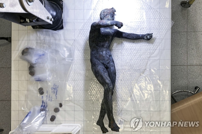 이탈리아 중부 시에나에서 발굴돼 11월 8일 공개된 고대 청동 조각상 24점 중 하나. 사진=연합뉴스/한중21 제휴사 