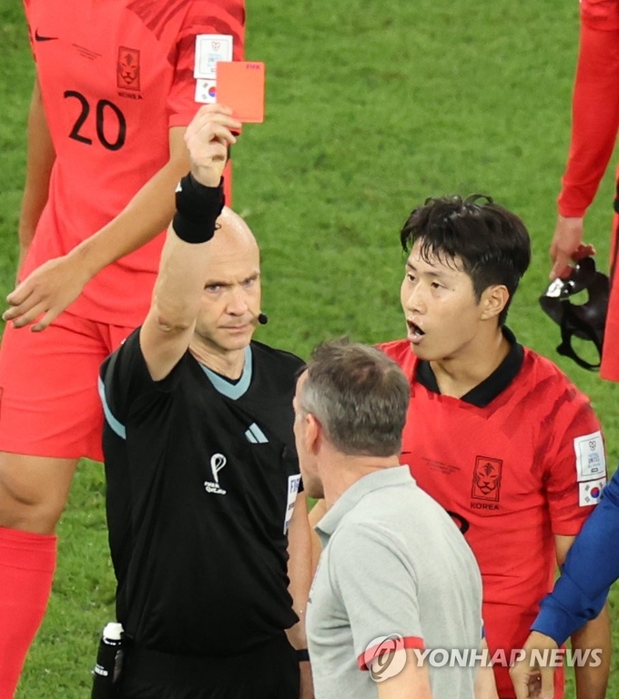 28일 오후(현지시간)에 열린 2022 카타르 월드컵 조별리그 H조 2차전 대한민국과 가나의 경기에서 파울루 벤투 감독이 주심의 이른 경기 종료 선언에 항의하다가 레드카드를 받고 있다. 사진=연합뉴스/한중21 제휴사
