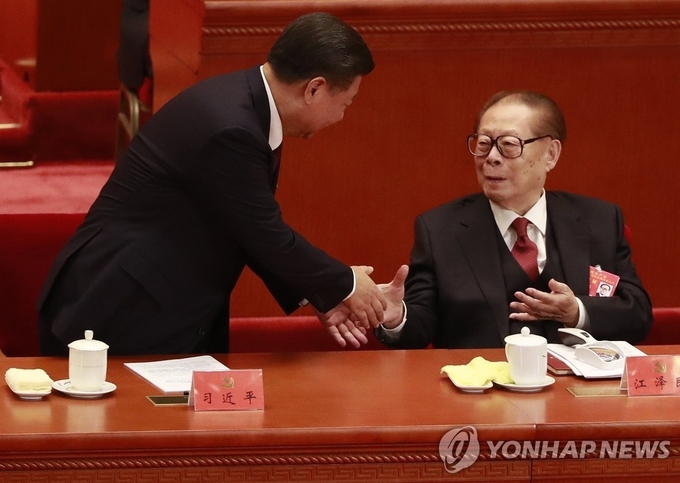 <strong>2017년 제19차 중국 공산당 전국대표대회(당 대회)에서 시진핑과 악수하는 장쩌민. 사진=연합뉴스/한중21 제휴사</strong>