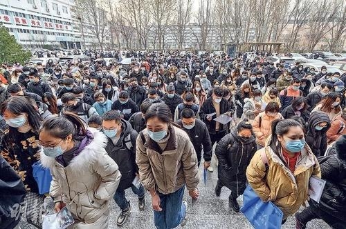 지난해 중국의 공무원 시험인 궈카오(國考) 응시생들의 입실 모습. 사진=연합뉴스/한중21 제휴사