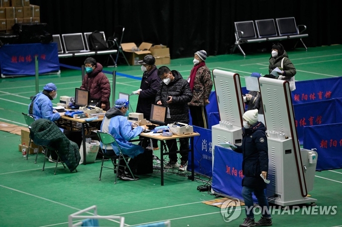 12월 18일 중국 베이징의 임시 발열진료소에서 시민들이 진료를 받고 있다. 사진=연합뉴스/한중21 제휴사