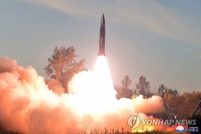 <strong>북한 탄도미사일 발사 장면. 사진=연합뉴스/한중21 제휴사</strong>