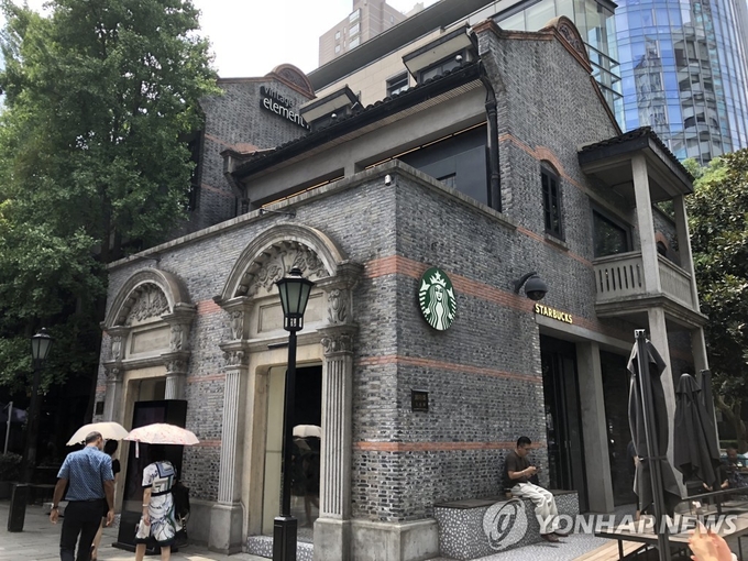 중국 상하이의 대표적인 관광지인 신톈지(新天地)의 스타벅스 매장.