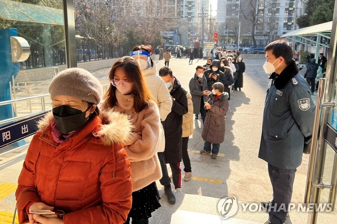 1월 9일 중국 베이징 시민들이 '위드 코로나' 전환으로 여권 신규 발급 및 갱신을 위해 줄을 서있다. 사진=연합뉴스/한중21 제휴사