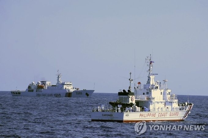 <strong>남중국해에서 대치하는 중국·필리핀 경비정. 사진=연합뉴스/한중21 제휴사</strong>