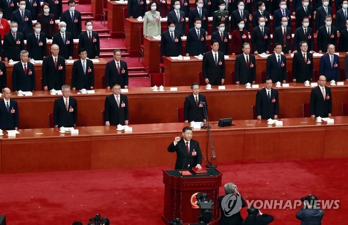3월 10일 중국 제14기 1차 전국인민대표대회(전인대)에서 시진핑 국가주석이 헌법 선서를 하고 있다. 사진=연합뉴스/한중21 제휴사