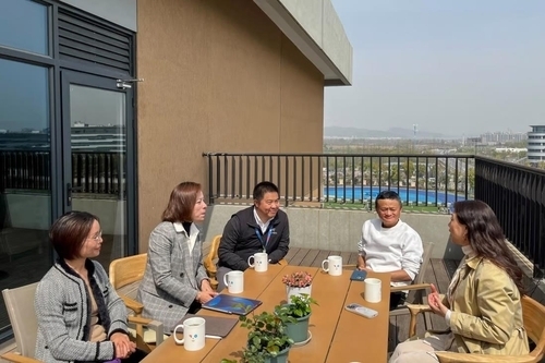 3월 27일 중국 항저우 윈구 학교에서 교직원과 대화를 나누는 알리바바 창업자 마윈(오른쪽 두 번째). 사진=연합뉴스/한중21 제휴사