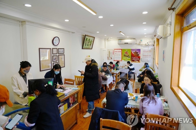 중국 정부의 '위드 코로나' 전환 첫 해인 올해 2월 중국 베이징 시내의 한 식당 모습. 사진=연합뉴스/한중21 제휴사