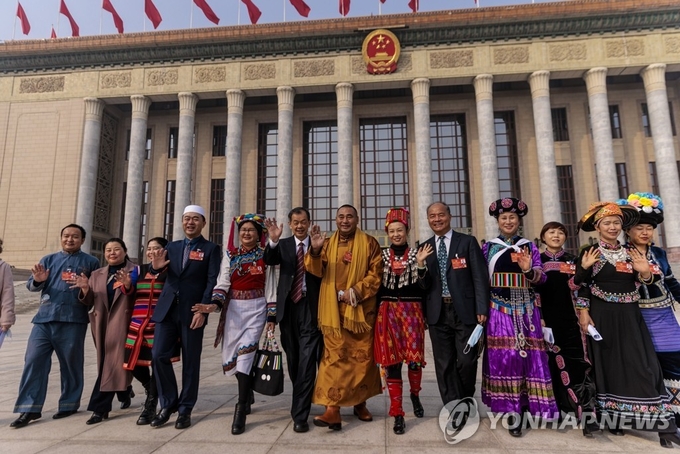 2022년 3월 중국 전국인민정치협상회의(정협)에 참석한 소수민족 대표자들, 사진=연합뉴스/한중21 제휴사