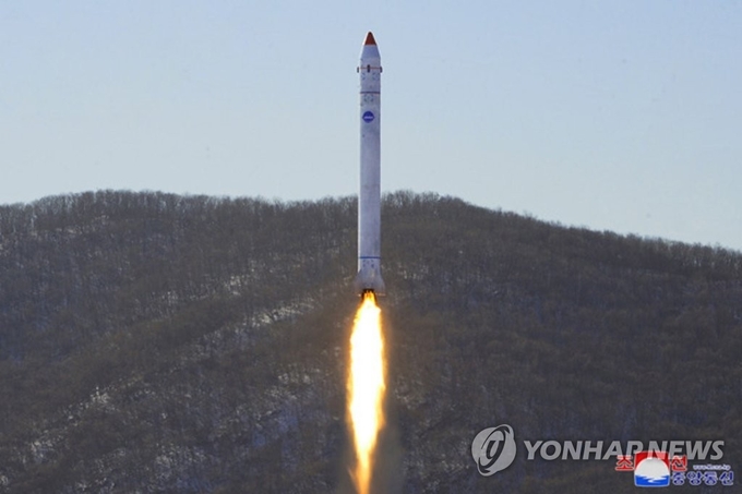 지난해 12월 18일 평안북도 철산군 동창리 발사장에서 진행된 북한 정찰위성 개발 최종 단계 시험. 사진=연합뉴스/한중21 제휴사