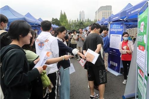 중국 상하이에서 열린 대학생 취업 박람회. 사진=연합뉴스/한중21 제휴사