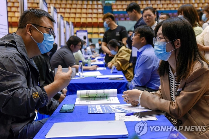 5월 26일 중국 장쑤성에서 열린 취업 박람회.
