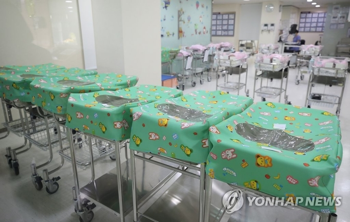 산부인과병원 신생아실. 사진=연합뉴스/한중21 제휴사