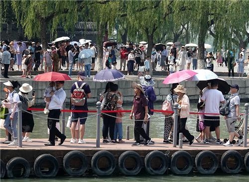 <strong>베이징 관광 명소 이허위안의 관광객들. 사진=연합뉴스/한중21 제휴사</strong>