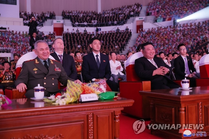 7월 27일 김정은 북한 국무위원장이 전승절 70주년 행사에 참석한 러시아, 중국 대표단과 공연을 관람했다. 사진=연합뉴스/한중21 제휴사
