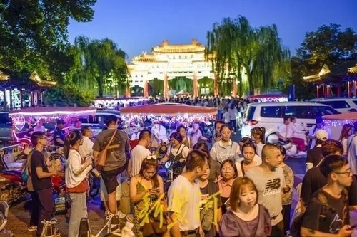 <strong>중국 산둥성 지난 다밍호의 관광객들. 사진=연합뉴스/한중21 제휴사</strong>