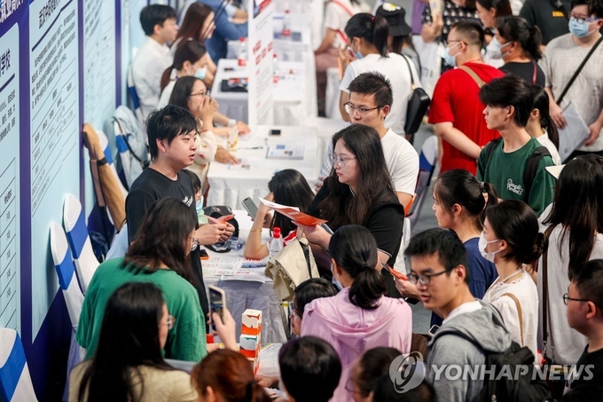 8월 10일 중국 우한에서 열린 취업 박람회. 사진=연합뉴스/한중21 제휴사 