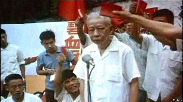 1966년 문화대혁명 당시 군중 비판에 처한 류샤오치.