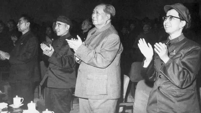 문화대혁명 당시 공산당 행사에 참석한 마오쩌둥과 장칭.