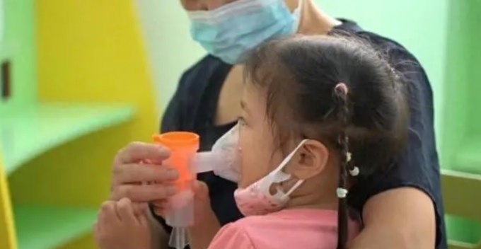 중국의 소아과병원에서 호흡기 치료를 받고 있는 어린이 환자. 사진=중국 포털 바이두 캡처