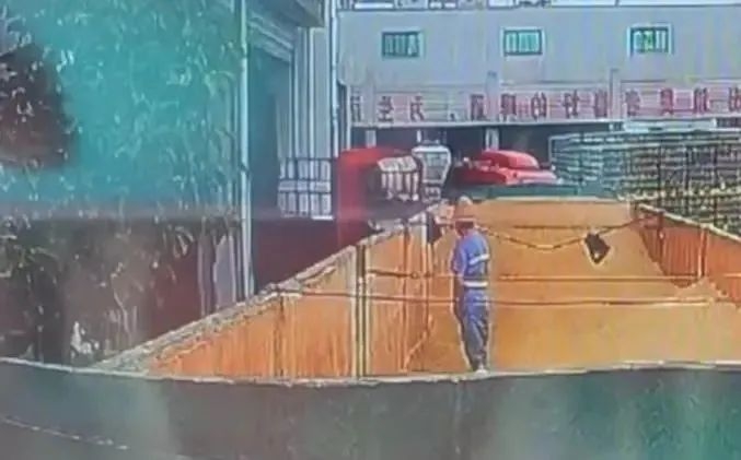 10월 19일 중국 칭다오맥주 직원이 맥아 원료 위에 방뇨하는 영상이 공개됐다. 사진=중국 포털 바이두 캡처