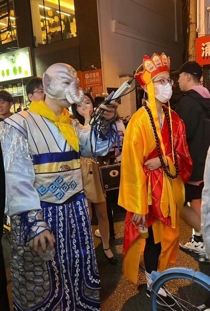 10월 30일 중국 환구시보 후시진 편집장이 온라인에 게재한 상하이 시내 핼로윈 축제 모습. 사진=중국 포털 바이두 캡처