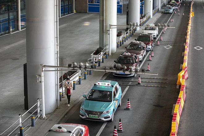 중국 상하이 푸둥공항 택시 승차장. 