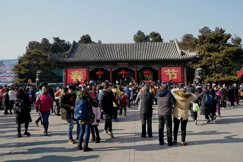 중국 설 연휴 기간 베이징의 황실 정원 '이화원(頤和園)'을 찾은 관광객들. 사진=중국 포털 바이두 캡처