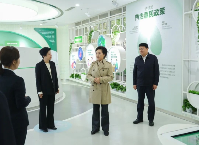 펑리위안 여사가 3월 24일 세계 결핵의 날을 맞아 후난성 창사시의 결핵 관련 보건센터를 방문했다. 사진=중국중앙방송총국(CMG)