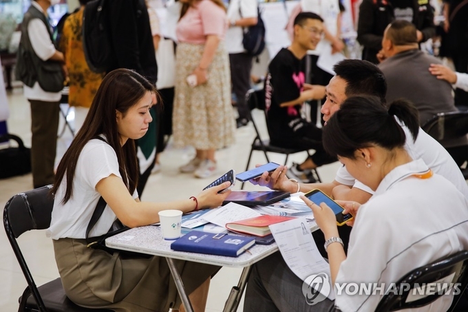 중국 일자리 박람회에서 상담을 받는 젊은이. 사진=연합뉴스