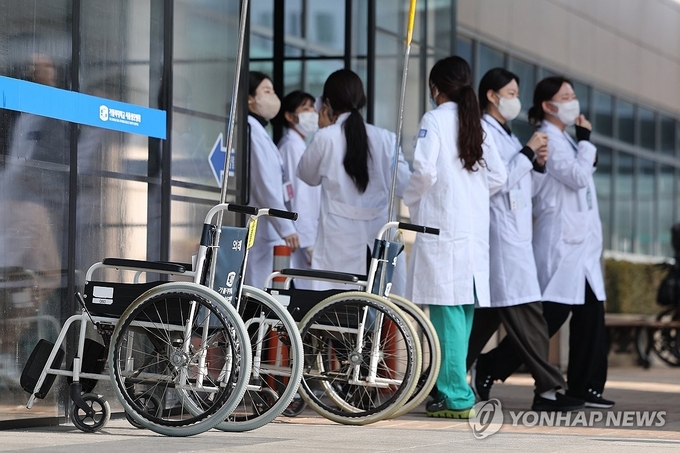 서울의 한 대학병원에서 이동하는 의료진. 사진=연합뉴스