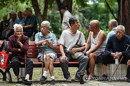 <strong>중국 동부 안후이성 푸양시의 노인들. 사진=연합뉴스</strong>