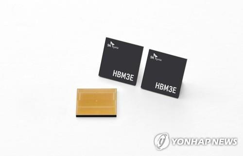 <strong>SK하이닉스 고대역폭 메모리(HBM) 제품. 사진=연합뉴스</strong>