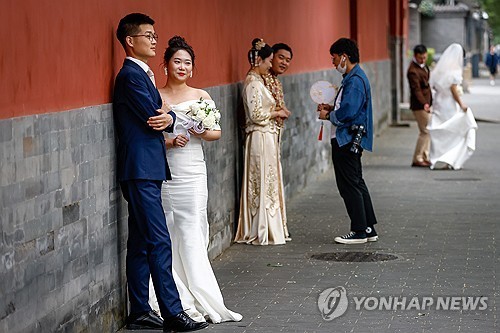 웨딩사진을 찍고 있는 중국의 부부. 사진=연합뉴스