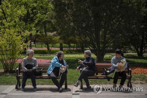 <strong>공원에서 대화 나누는 중국 노인들. 사진=연합뉴스</strong>