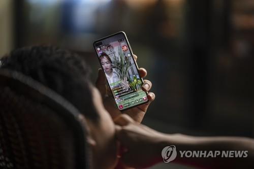 휴대전화로 소셜미디어 보는 중국인. 사진=연합뉴스 